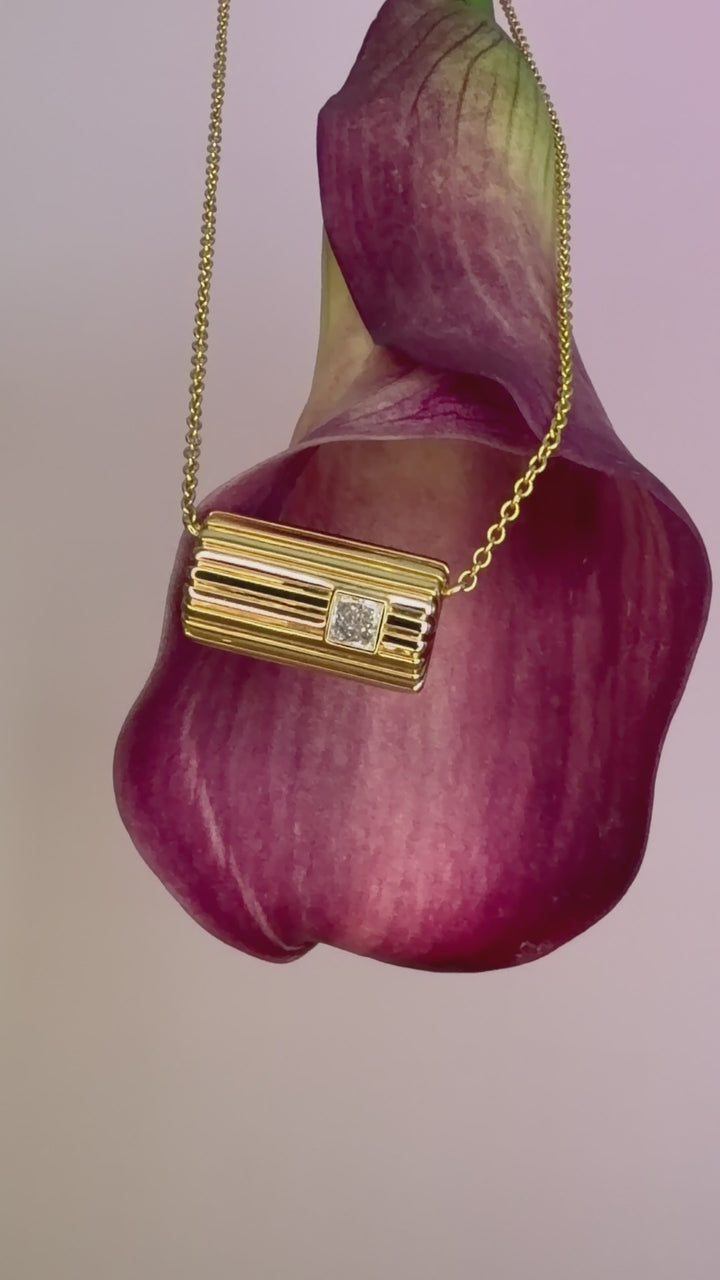 Lettre Douce diamond necklace and calla lily, final two seconds
